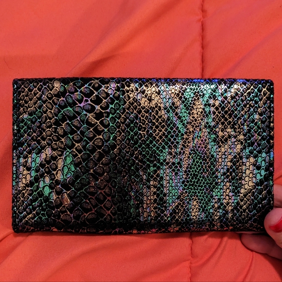 Bandolino Iridescent Snake skin Clutch with Gold Chain - Picture 2 of 10